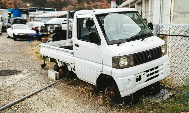 駐車している軽トラック