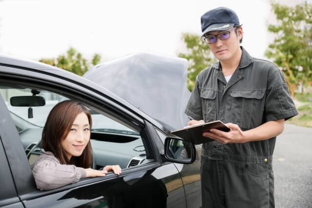 車をチェックする男性作業員