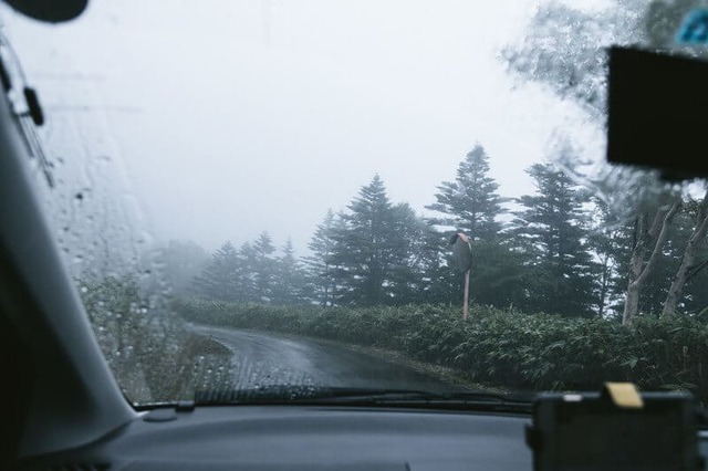 雨で濡れたフロントガラス